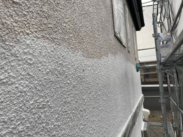 中塗り塗装施工中